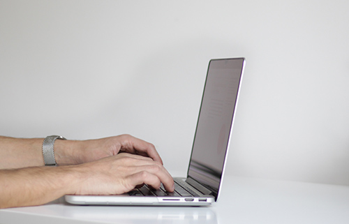 電腦右下角的小喇叭圖標不見了怎么辦？